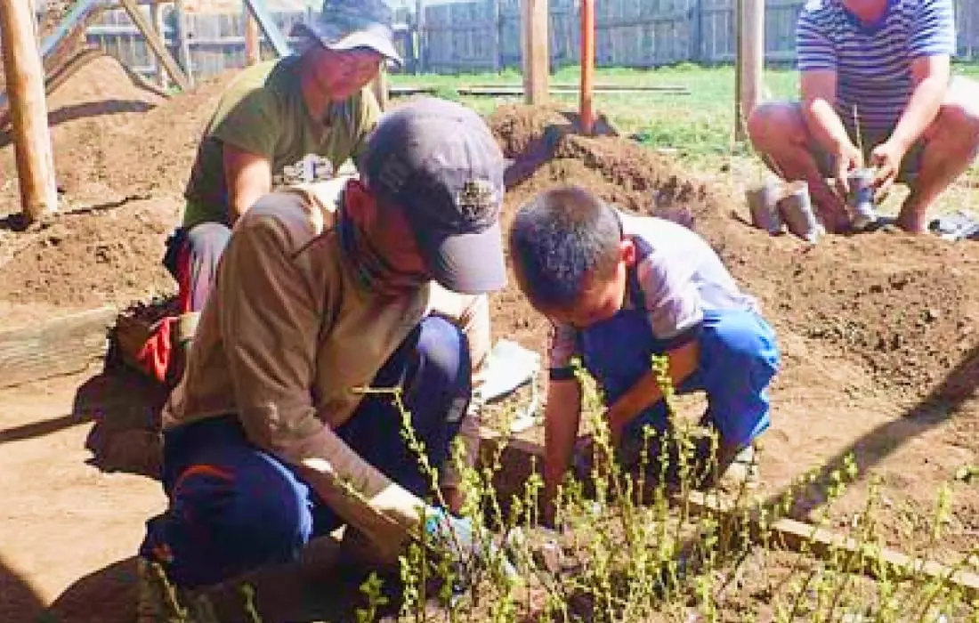 植樹を行う男性と子供